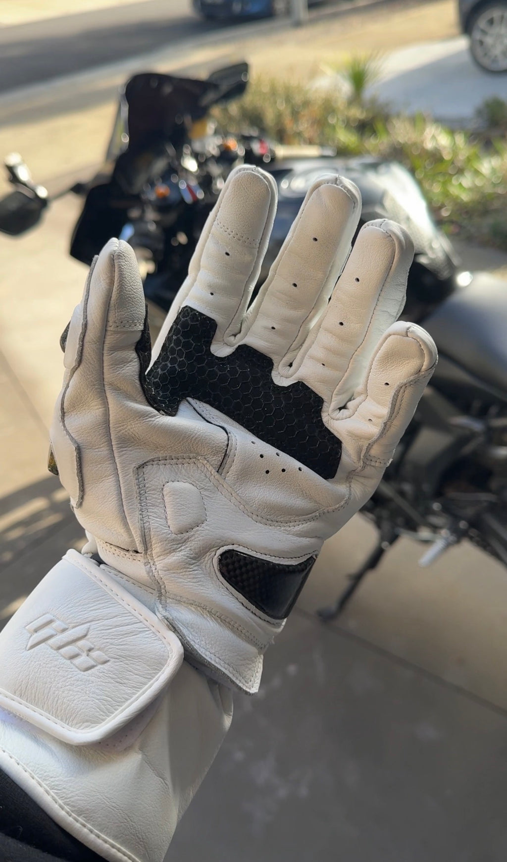 GLX WHITE WINTER GLOVES