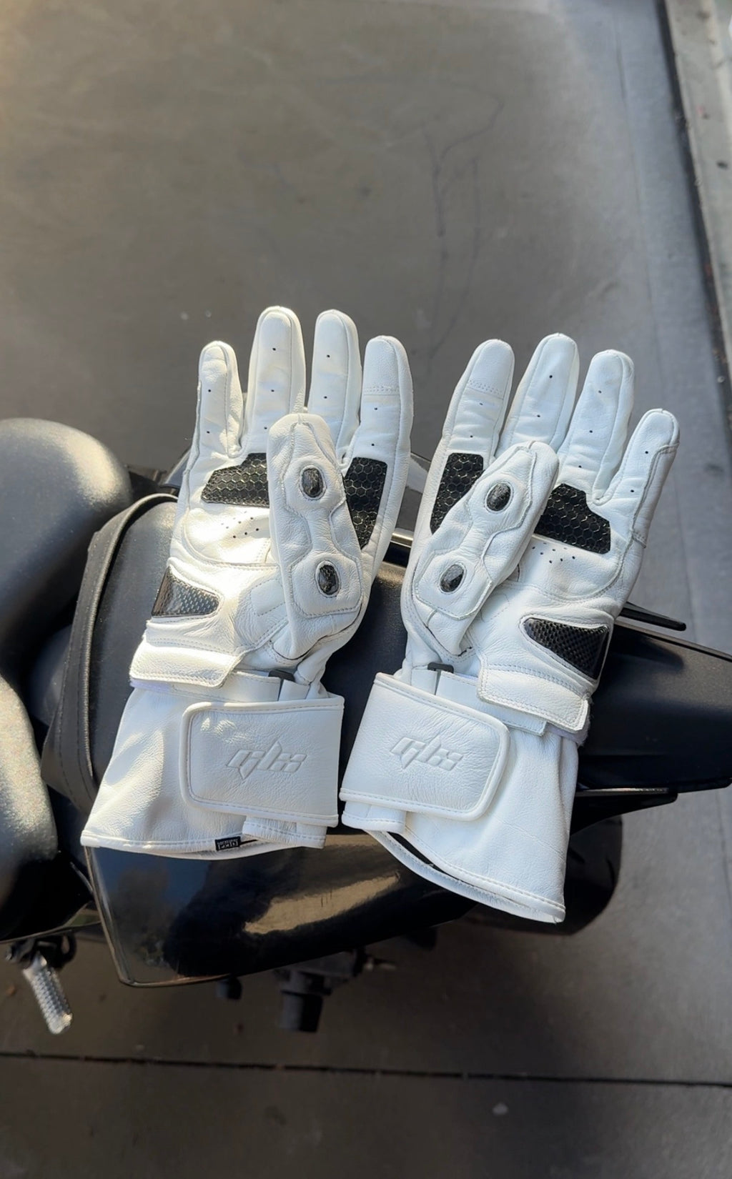 GLX WHITE WINTER GLOVES