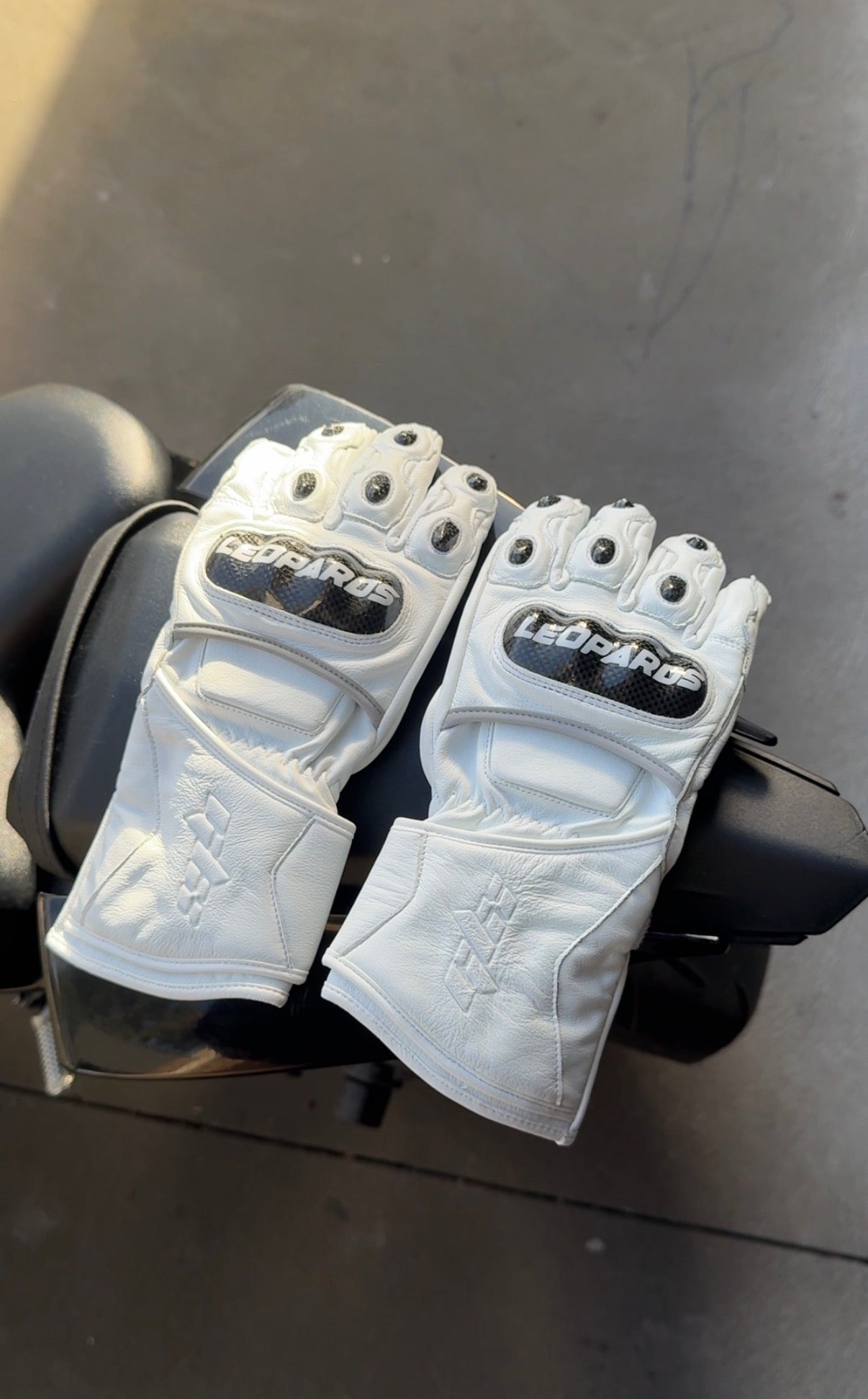 GLX WHITE WINTER GLOVES