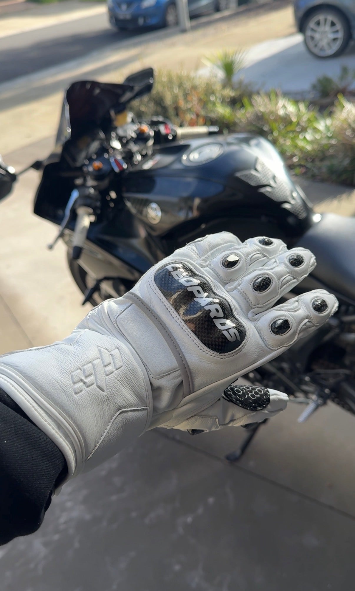GLX WHITE WINTER GLOVES