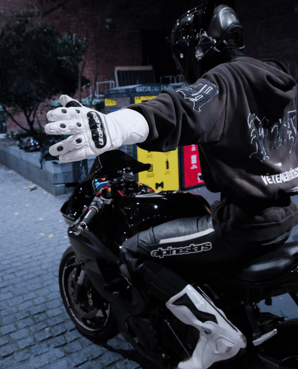 GLX WHITE WINTER GLOVES